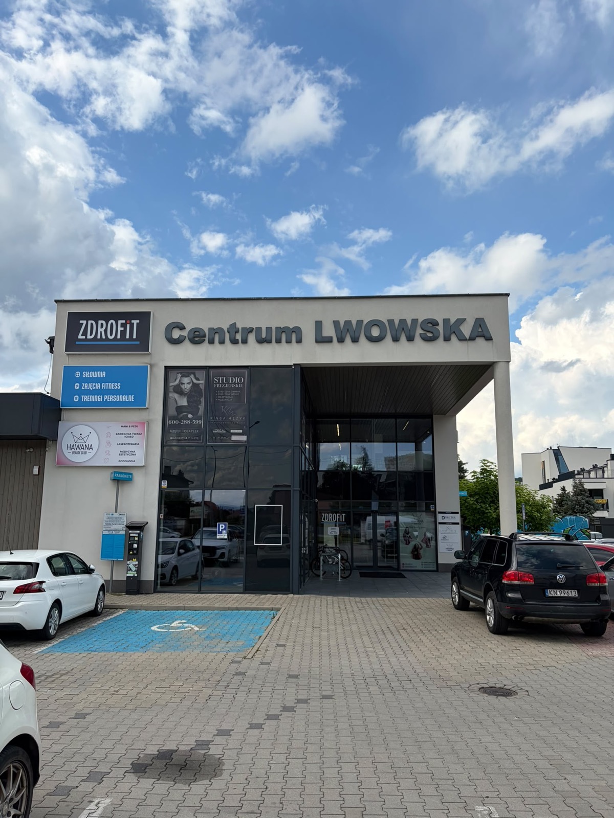Budynek Centrum Lwowska przy Lwowskiej 101 w Nowym Sączu — tu znajdziesz FIT STREFA